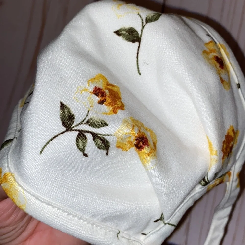👗🛍Ivory w yellow flower face mask